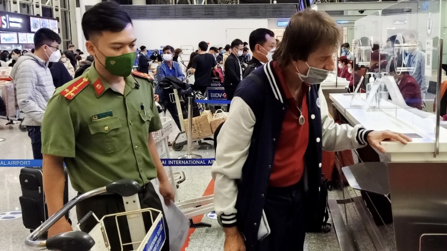 Buộc xuất cảnh một người nước ngoài vì quá thời hạn tạm trú tại Việt Nam